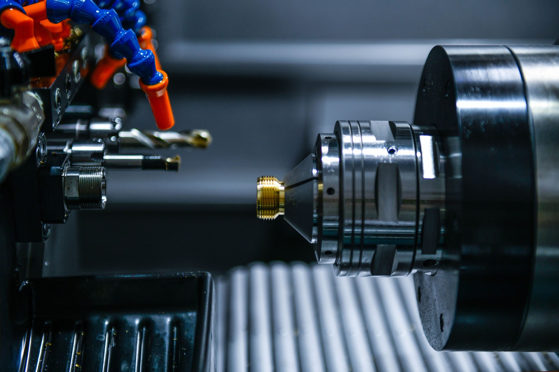 CNC lathe machine thread cutting the screw metal shaft parts